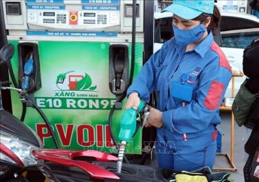 Xăng sinh học E10 bán tại cửa hàng kinh doanh xăng dầu PVOIL trên phố Thái Thịnh, Hà Nội.