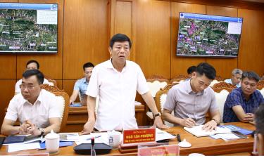 Đồng chí Ngô Tân Phượng, Phó Chủ tịch UBND tỉnh phát biểu tại buổi làm việc với Tổng công ty Đầu tư phát triển đường cao tốc Việt Nam.