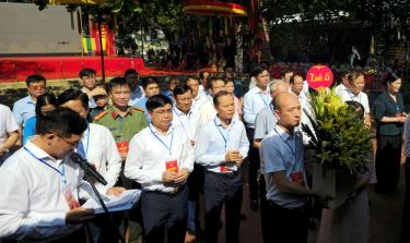 Đại biểu dâng hương tại Đền Vân trước khi khai hội.