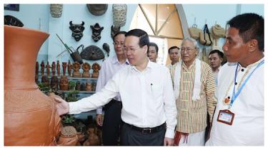 Chủ tịch nước Võ Văn Thưởng và Đoàn công tác Trung ương đến thăm Làng gốm Bàu Trúc. (Ảnh: TTXVN)