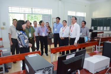 Thứ trưởng Bộ GD&ĐT Phạm Ngọc Thưởng kiểm tra tại điểm thi Trường THPT Trấn Biên, Đồng Nai. Ảnh: TH