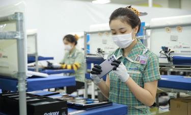Nhân viên sản xuất smartphone Samsung trong nhà máy tại Thái Nguyên.