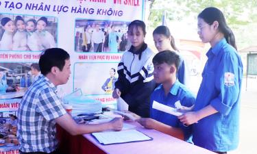 Đại diện Công ty TNHH Liên Việt GMP (Yên Dũng) tư vấn du học cho học sinh THPT trên địa bàn huyện Lạng Giang.