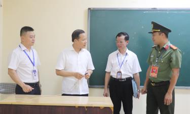 Đồng chí Mai Sơn kiểm tra công tác chuẩn bị cho kỳ thi tốt nghiệp THPT năm 2024 tại điểm thi Trường THPT Ngô Sĩ Liên.