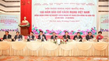 Các đại biểu chủ trì hội thảo.