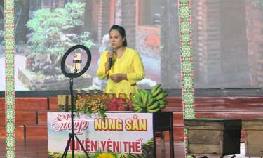 Người dân livestream tiêu thụ sản phẩm OCOP, đặc trưng của huyện Yên Thế.