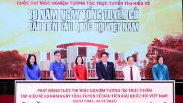 Phó Chủ tịch Quốc hội Nguyễn Thị Thanh (thứ 3 từ trái qua) cùng đại diện lãnh đạo các ban, bộ, ngành, đoàn thể và đại diện tuổi trẻ cả nước thực hiện nghi thức phát động Cuộc thi.