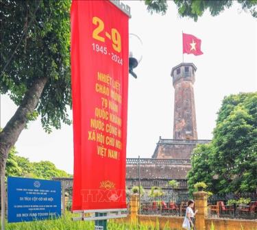 Băng rôn chào mừng ngày Quốc khánh 2/9 trên đường Điện Biên Phủ. Ảnh: Hoàng Hiếu/TTXVN