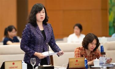 Bộ trưởng Bộ Y tế Đào Hồng Lan trình bày tờ trình.