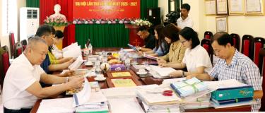 Ban giám khảo chấm bài thi.