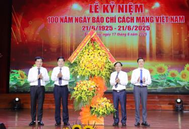 Đồng chí Nguyễn Văn Gấu tặng hoa chúc mừng người làm báo Bắc Giang tại lễ kỷ niệm 100 năm Ngày Báo chí Cách mạng Việt Nam.