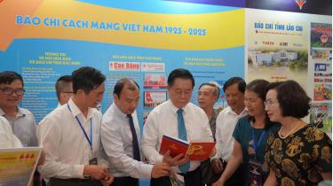 Đồng chí Nguyễn Trọng Nghĩa, Ủy viên Bộ Chính trị, Trưởng Ban Tuyên giáo và Dân vận Trung ương và các đồng chí lãnh đạo các ban, bộ, ngành Trung ương, Hội Nhà báo Việt Nam thăm gian trưng bày của Hội Nhà báo các tỉnh miền núi phía Bắc.