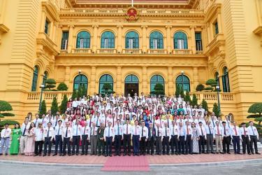 Chủ tịch nước Lương Cường và các đại biểu cùng các nhà báo, người làm báo tiêu biểu tại buổi gặp mặt, tuyên dương.