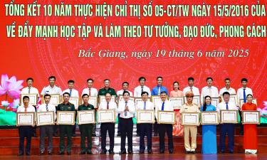 Đồng chí Phan Thế Tuấn, Phó Chủ tịch UBND tỉnh trao Bằng khen cho các cá nhân có thành tích xuất sắc.