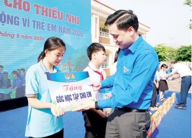 Đồng chí Trần Văn Đăng, Phó Chủ tịch Ủy ban MTTQ tỉnh, Bí thư Tỉnh đoàn trao quà cho học sinh vượt khó học giỏi nhân Tháng hành động vì trẻ em năm 2026.