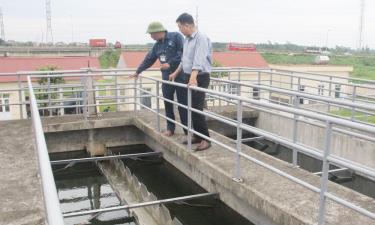 Cán bộ, công nhân Nhà máy nước Chờ kiểm tra hệ thống bể lọc.