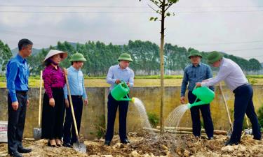 Các đồng chí lãnh đạo Tỉnh ủy, HĐND, UBND tỉnh, Ủy ban MTTQ, Hội Nông dân tỉnh trồng cây xanh tại lễ phát động.