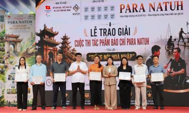 
Ban tổ chức trao giải cho các tác giả có tác phẩm báo chí đạt giải Cuộc thi tác phẩm Báo chí Para Natuh “Tiếng nói hòa nhập”.