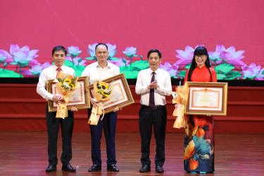 
Thừa ủy quyền, đồng chí Nguyễn Anh Tuấn trao Bằng khen của Thủ tướng Chính phủ cho các cá nhân tiêu biểu.