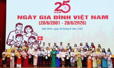 Lãnh đạo Bộ Văn hoá, Thể thao và Du lịch, UBND tỉnh Bắc Ninh chúc mừng các cá nhân xuất sắc tại lễ kỷ niệm 25 năm Ngày Gia đình Việt Nam.