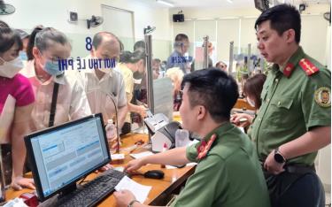 Người dân đến đăng ký làm thủ tục cấp hộ chiếu.