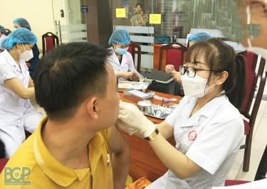 Đẩy nhanh triển khai tiêm vắc xin phòng COVID-19.