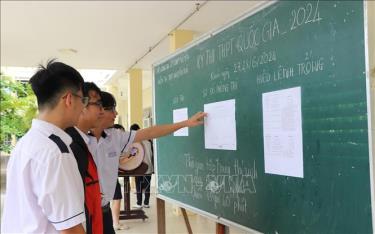 Thí sinh tại điểm thi trường THPT Nguyễn Trãi (thành phố Tuy Hòa) xem sơ đồ phòng thi. Ảnh tư liệu:
