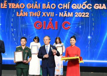 
Nhà báo Nguyễn Văn Hải nhận giải C Giải báo chí Quốc gia lần thứ XVII.