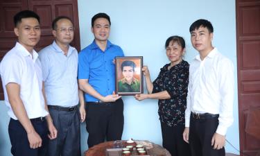Đại diện các đơn vị trao tặng ảnh phục dựng liệt sĩ Đồng Xuân Hội (hy sinh năm 1968) cho thân nhân ở xã An Hà.
