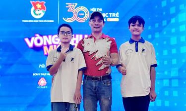 Em Cao Minh Sơn (ngoài cùng bên trái) cùng thầy giáo và bạn.
