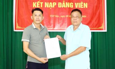 Đồng chí Đỗ Văn Phúc (bên phải) trao quyết định kết nạp cho đảng viên mới (tháng 7/2024).