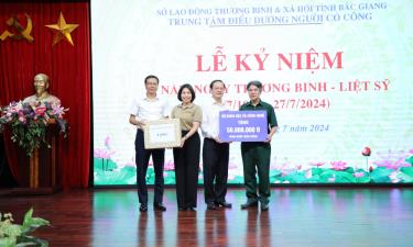 Đồng chí Huỳnh Thành Đạt (đứng thứ hai từ phải sang trái) và cán bộ Bộ KH&CN tặng quà thương binh, bệnh binh, Trung tâm Điều dưỡng NCC tỉnh Bắc Giang.