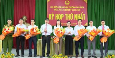 Các đồng chí lãnh đạo Đảng ủy phường Tân Tiến tặng hoa chúc mừng Chủ tịch, Phó Chủ tịch và lãnh đạo các cơ quan chuyên môn UBND phường.