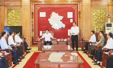 Bí thư Đảng ủy phường Kinh Bắc Tạ Đăng Đoan báo cáo đồng chí Bí thư Tỉnh ủy Nguyễn Văn Gấu tình hình những ngày đầu vận hành mô hình chính quyền địa phương 2 cấp.