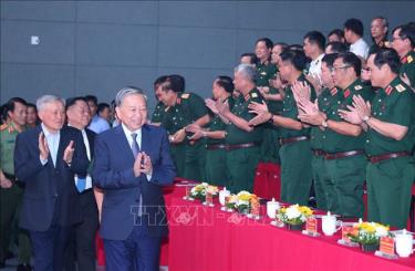Tổng Bí thư Tô Lâm, các đồng chí lãnh đạo Đảng, Nhà nước, Bộ Quốc phòng đến dự buổi giao lưu. Ảnh: Trọng Đức/TTXVN