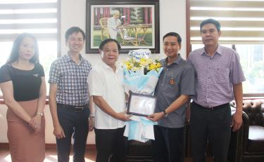 Các đồng chí lãnh đạo Hội Nhà báo tỉnh Bắc Ninh tặng Kỷ niệm chương “Vì sự nghiệp báo chí Việt Nam” cho đồng chí Nguyễn Việt Oanh, Phó Bí thư Tỉnh ủy, Chủ tịch Hội đồng Nhân dân tỉnh