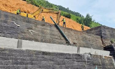 Thi công dự án khắc phục sự cố sạt lở tại khu Dốc Chợ, xã Trường Sơn.