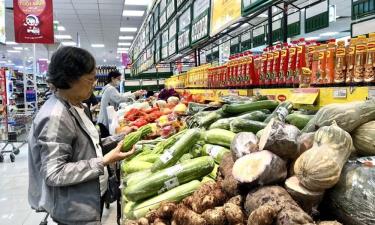 Người tiêu dùng mua sắm tại siêu thị.
