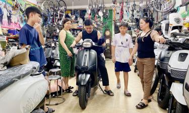 Nhiều cửa hàng xe điện thu hút đông khách mua.
