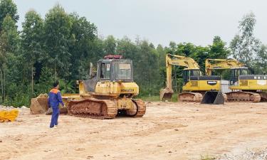 Chủ đầu tư huy động máy móc thi công hạ tầng Khu công nghiệp Mỹ Thái sau khi được thuê đất.