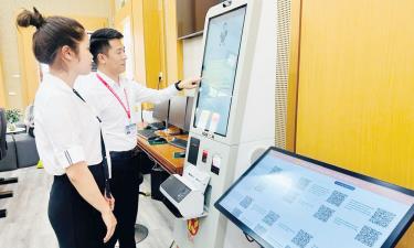 Cán bộ phường Bắc Giang hướng dẫn thủ tục hành chính cho công dân.