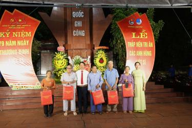 Lãnh đạo phường Cảnh Thụy trao quà tăng cho các gia đình người có công với cách mạng