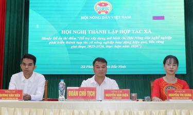 Đoàn Chủ tịch điều hành hội nghị thành lập Hợp tác xã Dược liệu sinh thái Bắc Ninh.