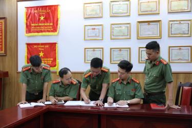 Cán bộ Phòng An ninh mạng và phòng chống tội phạm sử dụng công nghệ cao triển khai phương án triệt phá đường dây.