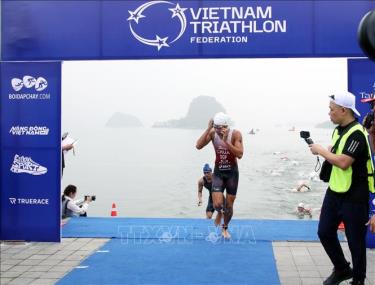Giải Triathlon Cup thế giới và Vô địch quốc gia 2025 tổ chức tại Khu du lịch Quốc gia Tam Chúc (phường Tam Chúc, Ninh Bình), đã thu hút vận động viên của 15 nước tham gia. Ảnh: TTXVN