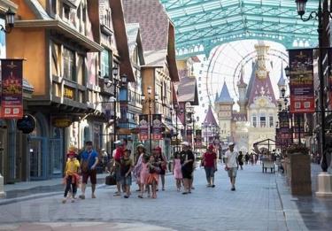 Du khách dạo chơi ngắm các kiến trúc châu Âu thời Trung cổ tại Phú Quốc (Kiên Giang). (Ảnh: TTXVN)