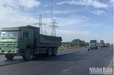 Đoạn tuyến 9,7km từ sau nút giao Đông Xuân đến cuối dự án đã hoàn thành phần tuyến chính, hiện đang thi công hoàn thiện hệ thống an toàn giao thông và đường gom.