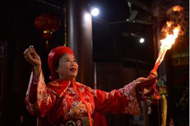 Nghệ nhân ưu tú Nguyễn Thị Nhỡ thực hành nghi lễ tại Phủ Phúc Sinh Trường (Thái Thụy, Thái Bình). Ảnh: Nguyễn Á
