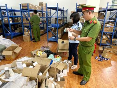 Cơ quan chức năng tiến hành kiểm tra kho hàng.