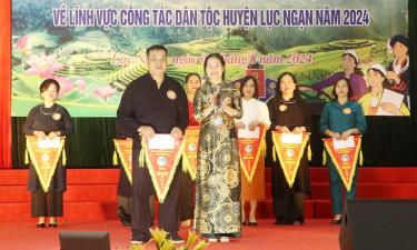 Đồng chí Vi Thị Anh Thùy, Trưởng Phòng Dân tộc huyện trao giải Nhất cho xã Quý Sơn.